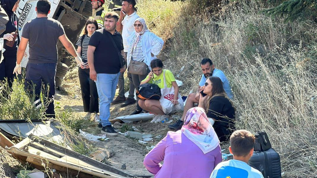 Kütahya’da yolcu otobüsü devrildi! Yaralılar var… - Resim: 12